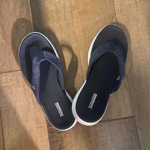 Sketchers Goga Mat flip flops - Size 10